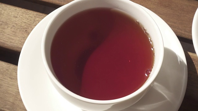 詳情圖-早上，茶杯放在木桌上的茶托上
