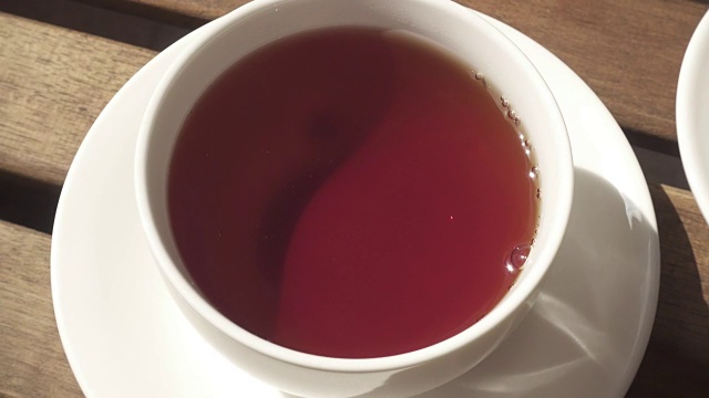 詳情圖-早上，茶杯放在木桌上的茶托上