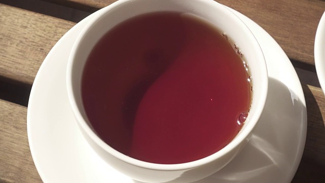 詳情圖-早上，茶杯放在木桌上的茶托上