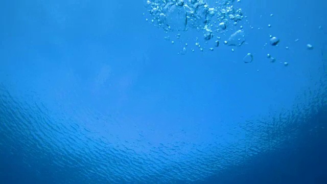 带泡泡的蓝色海水
