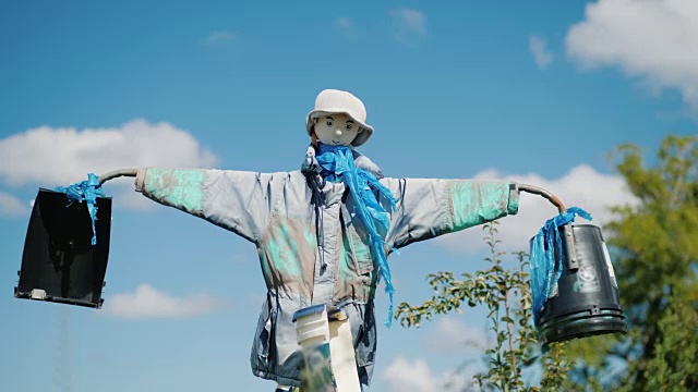 稻草人的花园。农场把鸟都吓跑了