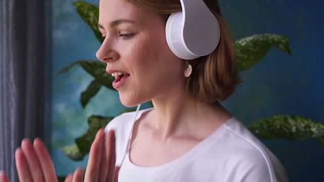 詳情圖-女孩戴著耳機聽音樂