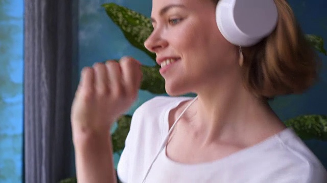 詳情圖-女孩戴著耳機聽音樂