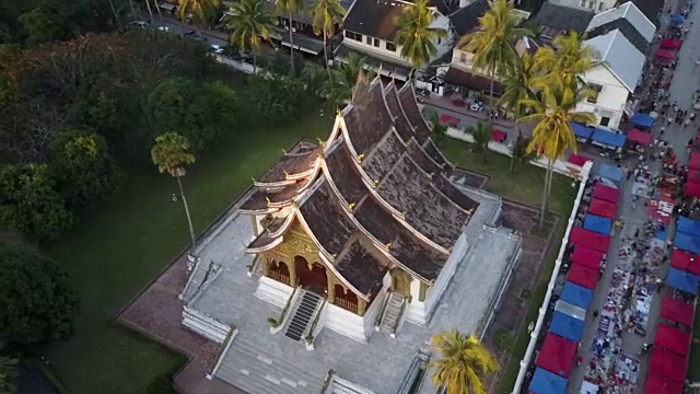 琅勃拉邦的寺庙和湄公河上的日落全景