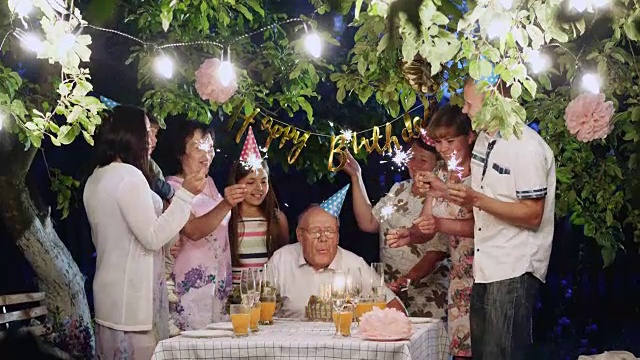 快乐的大家庭在家里庆祝生日