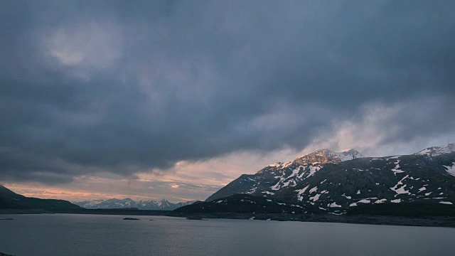 日出时的云朵，湖泊和雪山