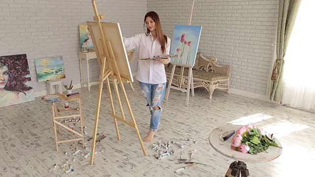 詳情圖-女藝術(shù)家在畫架上的帆布上作畫