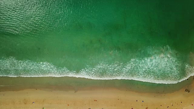 白天普吉岛海滩海浪空中全景向下观看4k泰国