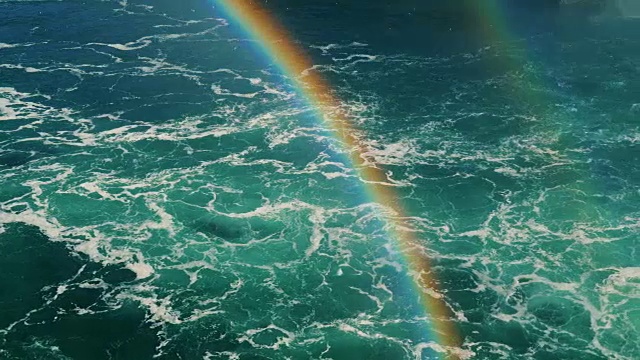 美丽的彩虹越过汹涌的河水。美国和加拿大之间的尼亚加拉河。4k 10位视频