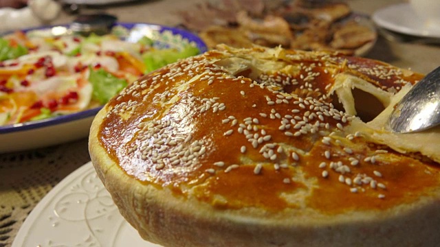詳情圖-用勺子打碎酥皮頂部的狩獵湯