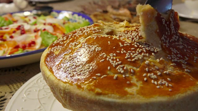 詳情圖-用勺子打碎酥皮頂部的狩獵湯