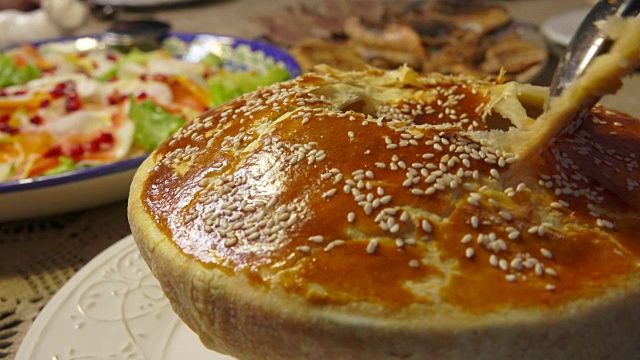 詳情圖-用勺子打碎酥皮頂部的狩獵湯