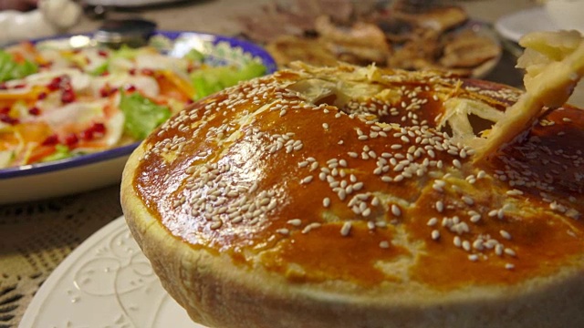詳情圖-用勺子打碎酥皮頂部的狩獵湯