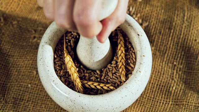 SLO MO在砂浆中粉碎小麦