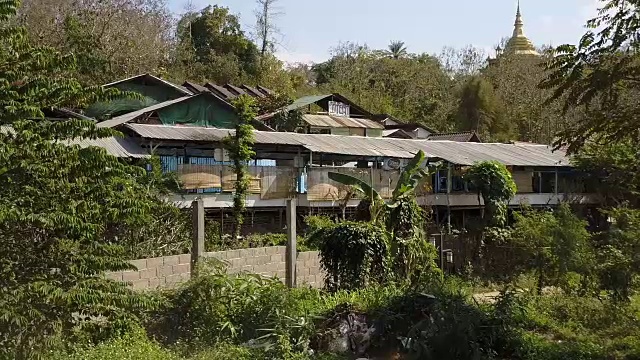 老挝热带地区的乡村建筑
