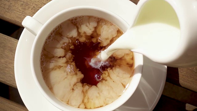 木桌上，白瓷杯托，热饮慢动作