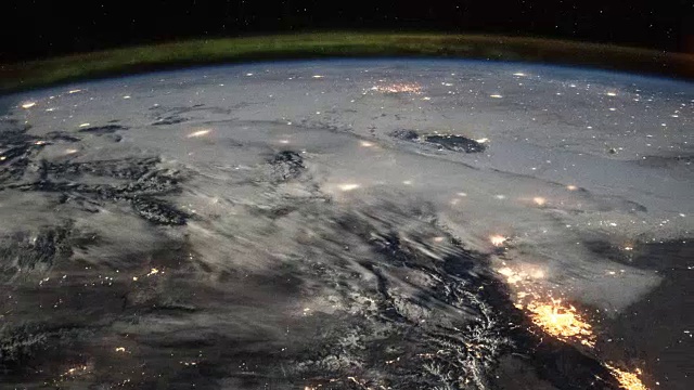 从国际空间站上俯瞰北美大陆的飞行。当照相机飞向更北的地方时，可以看到北极光。图片由美国宇航局约翰逊航天中心地球科学和遥感单元提供。