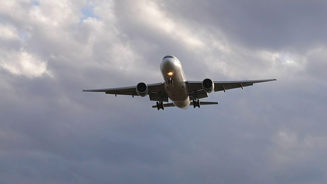 客机在云天中飞行。客机正在降落。商务旅行。商用飞机。旅行