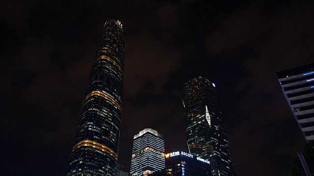 夜光照亮广州市区著名的摩天大楼，俯瞰4k中国