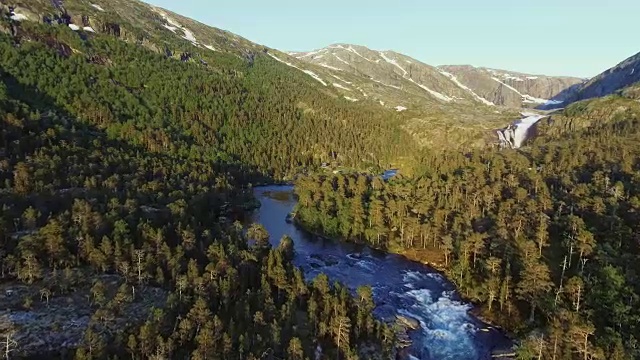 详情图-鸟瞰图快速惊人的瀑布在Husedalen山谷，挪威。夏天的时间。