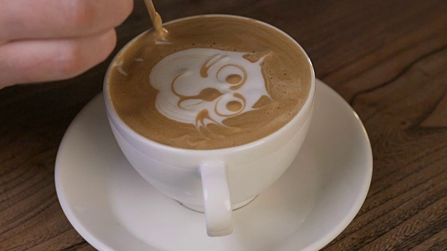 咖啡师制作拉花艺术的手