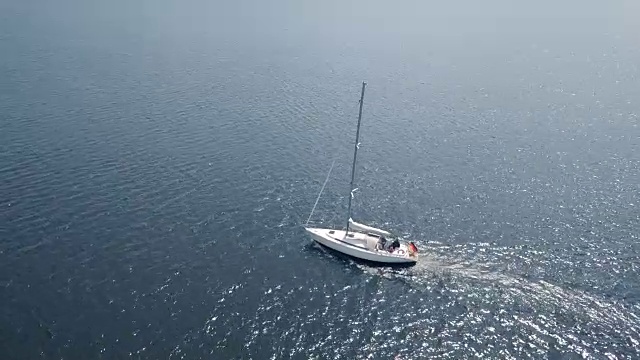 海上航行的游艇鸟瞰图