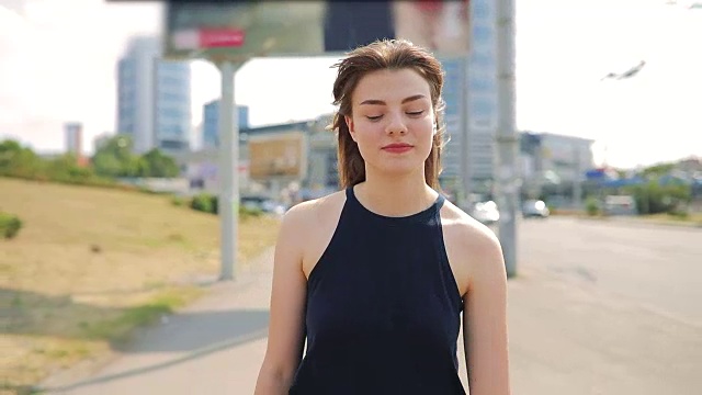 和我边走边聊的年轻女人