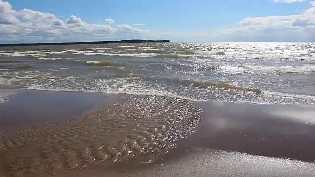 流向沙质河道的河流。俄罗斯新西伯利亚，日里扬卡河河口，鄂毕河水库