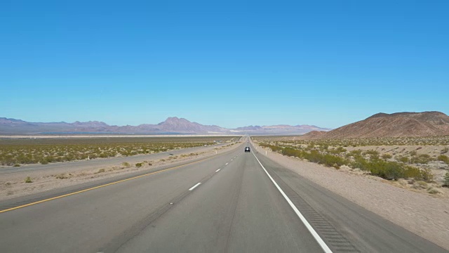 拍摄于沙漠高速公路上的汽车运动在通往拉斯维加斯的路上