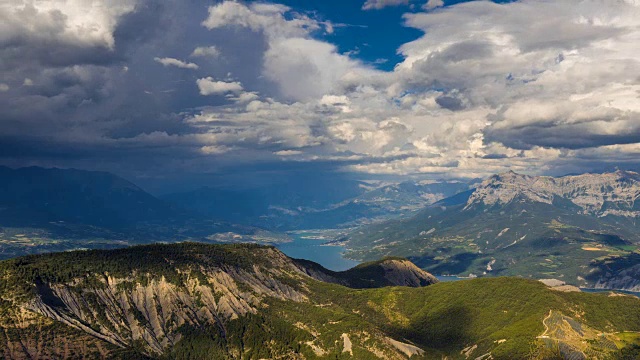 Serre-Poncon湖，Savines-le-Lac和大摩根峰与路过的云在夏天。Hautes-Alpes,阿尔卑斯山,法国