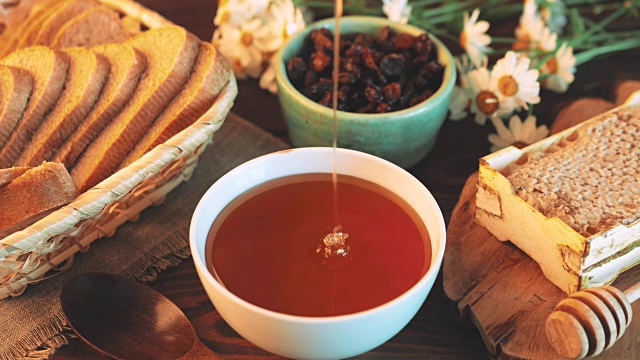 詳情圖-蜂蜜倒進(jìn)簡(jiǎn)陋的廚房桌子上的碗里