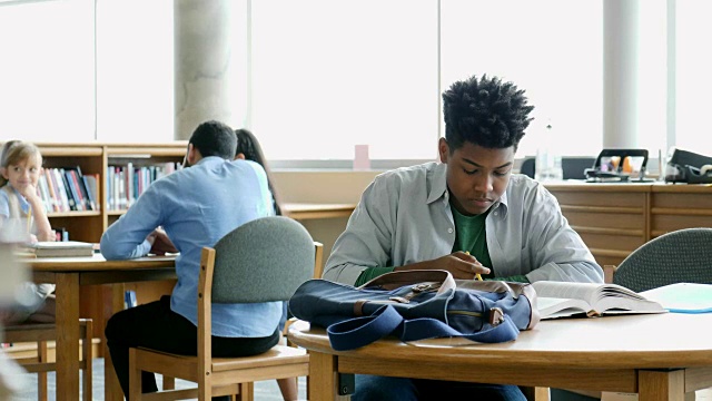 集中男生在学校图书馆为考试而学习