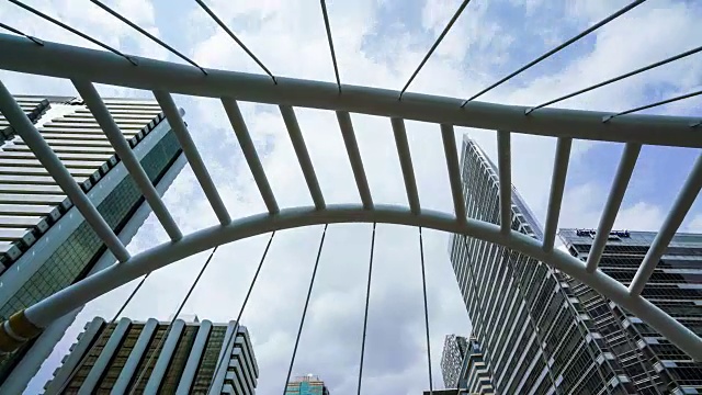 泰国曼谷chong nonsi的4K Timelapse天桥，BTS火车站的桥梁建筑和周围的办公空间。