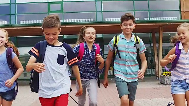 详情图-一群快乐的小学生在跑步
