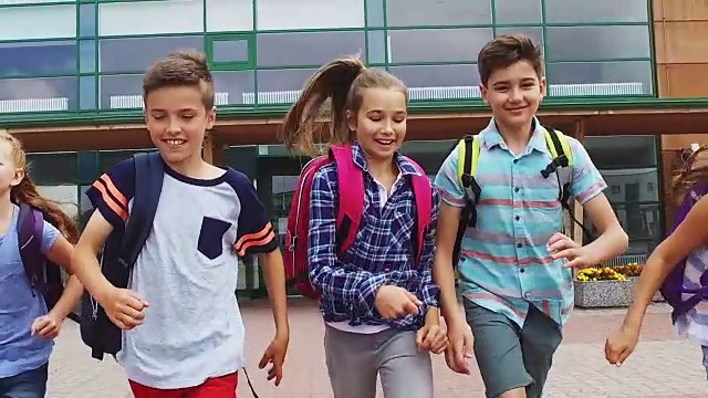 详情图-一群快乐的小学生在跑步
