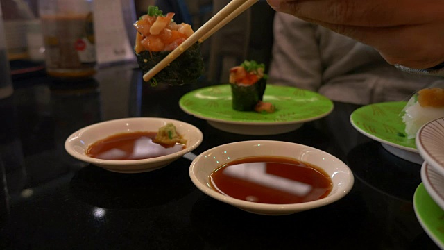 在日本餐厅酒吧里，用寿司拉近筷子的距离