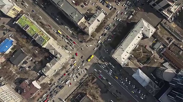 乌克兰基辅大城市街道上高流量的鸟瞰图。