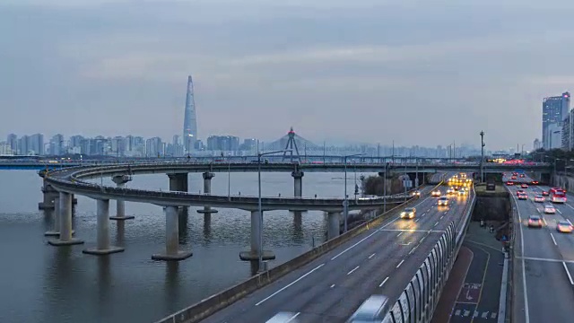 韩国首尔市晚上的交通状况