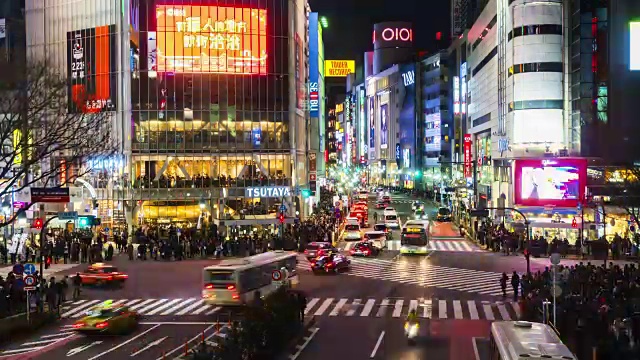 人们走过日本东京著名的涩谷十字路口的时间