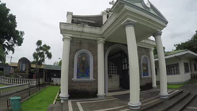 菲律宾拉古纳，阿拉米诺斯柱圣母崇拜礼拜堂，展示她的正面。下侧视图，旋转跟踪镜头
