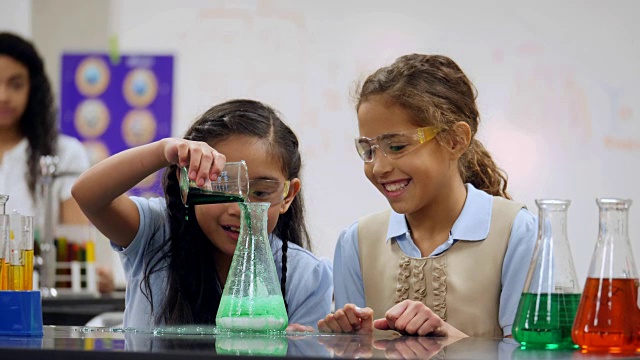 可爱的私立小学STEM学生进行科学实验