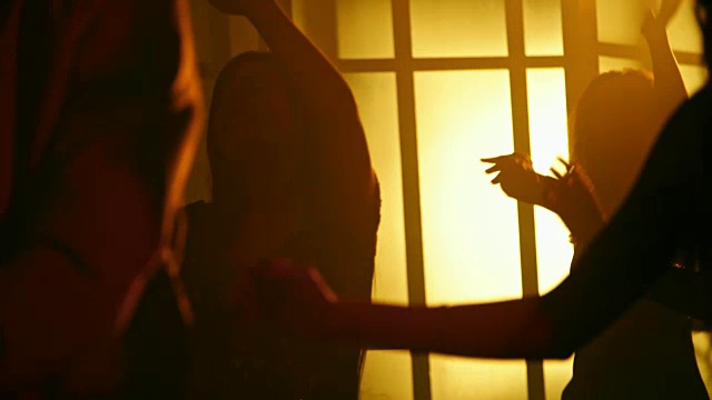 詳情圖-年輕女子在舞池上跳