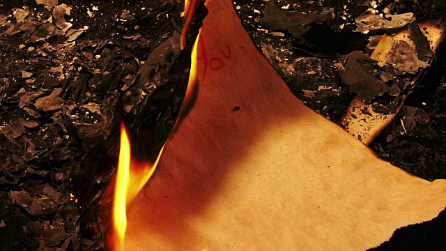 我爱你写在旧纸上的是燃烧的火焰