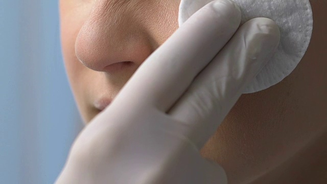 护理人员用消毒棉垫消毒病人伤口，存在感染风险