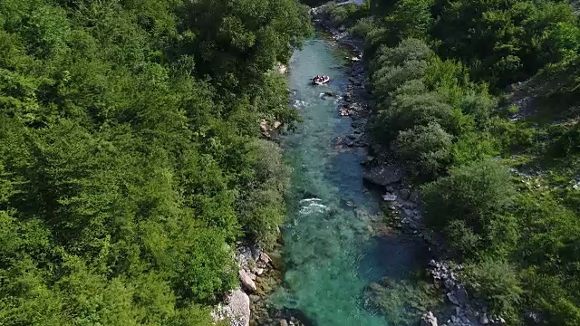 航拍一群椽木在河上漂流