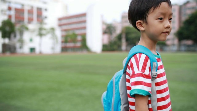 小男孩步行去学校