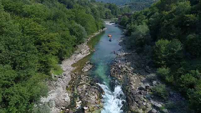 两艘漂流船驶近河上的急流