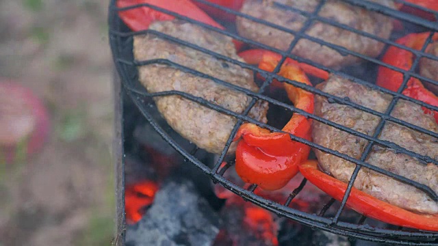 烤肉排配保加利亚红甜椒。