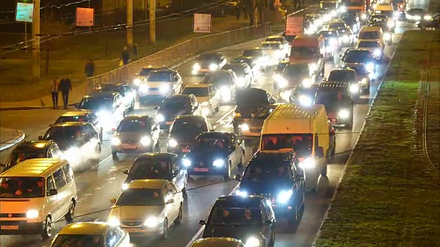 晚上在路上撞车。汽车事故。交通在城市。间隔拍摄。公路夜景与市区交通夜景，时光流逝。4 k UHD。