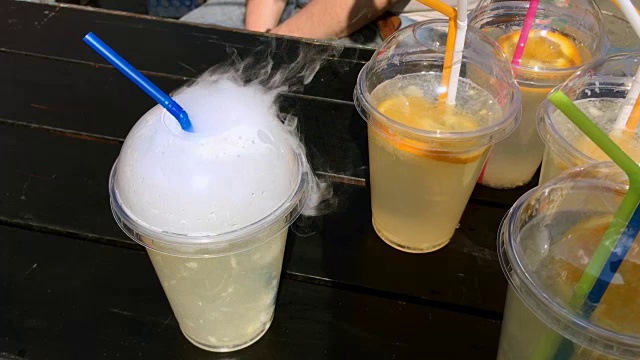 几个塑料杯，液氮产生的烟雾。